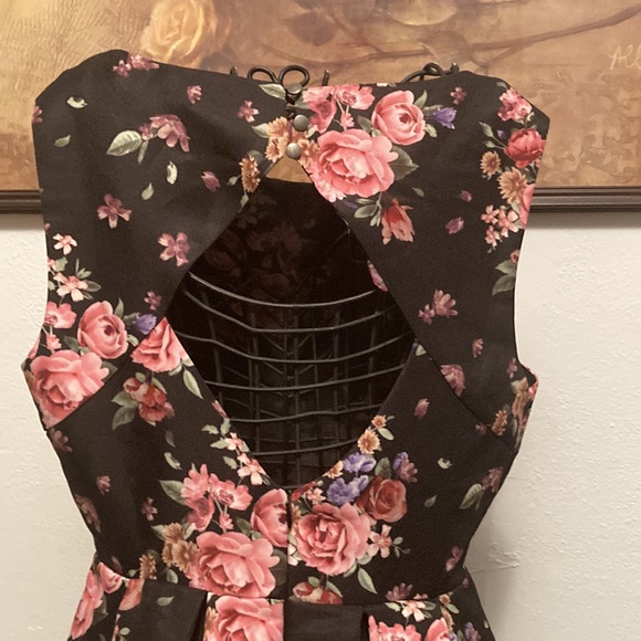 Forever 21 size Medium Floral with black background - Picture 3 of 5